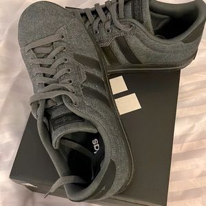 10.5 men’s adidas board shoes